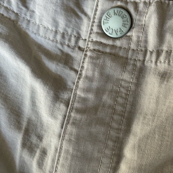 The North Face Cargo Hiking Shorts - Picture 6 of 6